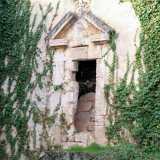 Al centro della parete si stacca come edificio aggettante la piccola chiesa di Sant�Oronzo, che d� anche il nome al rione in cui ci troviamo